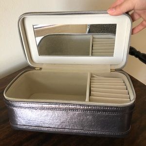 Light portable jewelry box